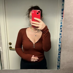 Vinröd långärmad  - En super söt vinröd långärmad i S❤️🍷 Kommer inte ihåg vart ja köpte den skriv för mer bilder o med dragkedja där framme