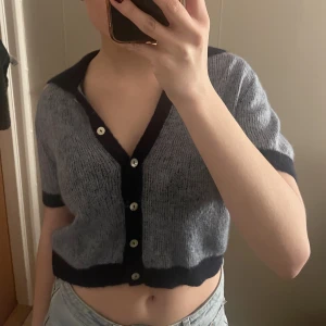 Streckad kofta - Säljer en såå så fin stickad tröja! Perfekt till fest men också till vardags! Nästan ny, använd ett få tal gånger💕 storlek L men är som en S!! 