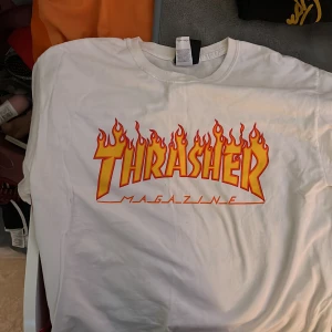 T- shirt  - Säljer även denna Thrasher tröjan som aldrig är använd 🤍som är i storlek M