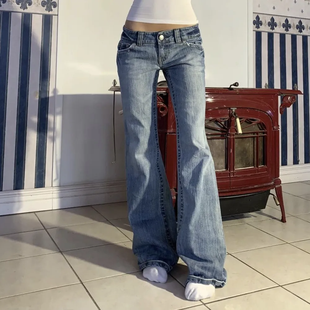 Ett par super snygga jeans som tyvärr var försmå.❣️ Midjemått:85 cm och innerbensmått:84 cm! Lånade bilder från tidigare ägare🫶🏼. Jeans & Byxor.