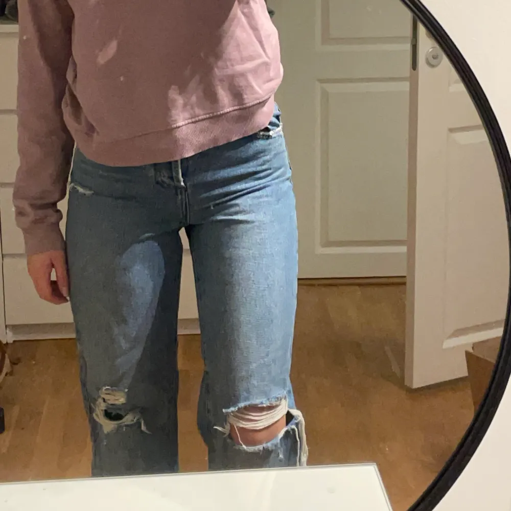 Blåa håliga jeans i storlek 36 ifrån zara. Är långa på mig som är 175. Ni betalar för frakten!. Jeans & Byxor.