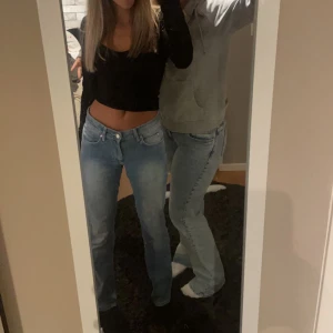 jeans - jätte snygga jeans!! dom är typ medelhöga och raka  och verkligen så sköna och snygga!!! jag har inte använt dem så mycke då jag inte gillat hur dom sitter på mig. (privat för mer bilder!!)