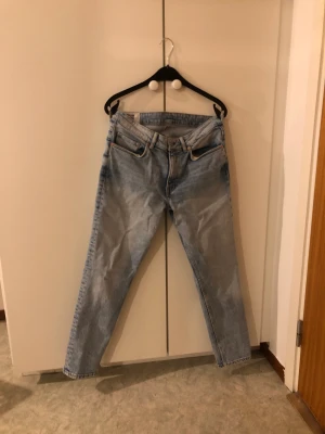 Regular tapered jeans  - Säljer mina jeans som jag inte använder mer och är i en väldigt bra skick, skriv om ni är sugna. Mer information så hör ni av er. Snabbare affär bättre pris.  (Köparen står för frakte)