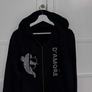 Rhinestone hoodie - Hej på er🫶🏽 Mitt UF säljer limiterade rhinestone zip hoodie! Först till kvarn är det som gäller, då de är LIMITED EDITION och vi har fåtal kvar! Hör av er vid intresse🫶🏽 Priset inkluderar frakt!!🖤 Vi finns även på instagram @damore.uf 🏹