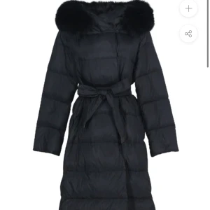 Fur jacka till salu - En vinterjacka i strl S, passar M säljes. Jackan är helt oanvänd och är kvar i sin orginalförpackning, den är köpt från Fur Stockholm. Jackan säljes för 1800kr, ordpris 2700. Jag kan mötas upp i Stockholm☺️