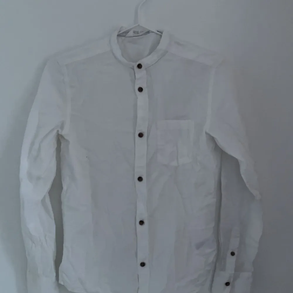 En långärmad skjorta med bruna knappar , i jättefint skick endast använd på en skolavslutning. Storlek 152, 11-12 år . Skjortor.