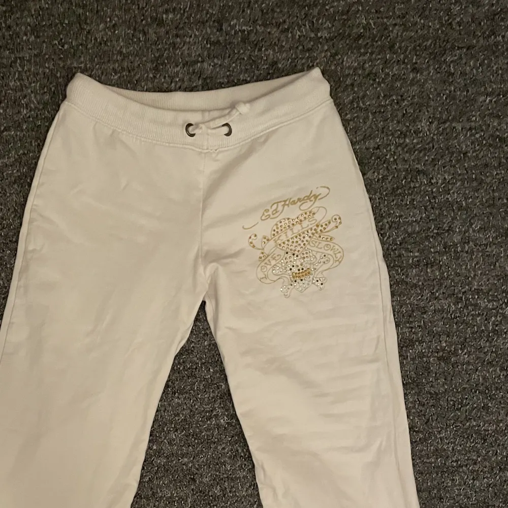 Snygga vita ed Hardy mjukis byxor , har inget hål eller fläckar 🤍säljer direkt för 200kr + frakt. Jeans & Byxor.