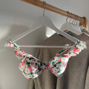 Bikiniöverdel - En så himla fin och söt blommig bikiniöverdel från Bikbok. Använd 1 gång, är som ny. Stl xs