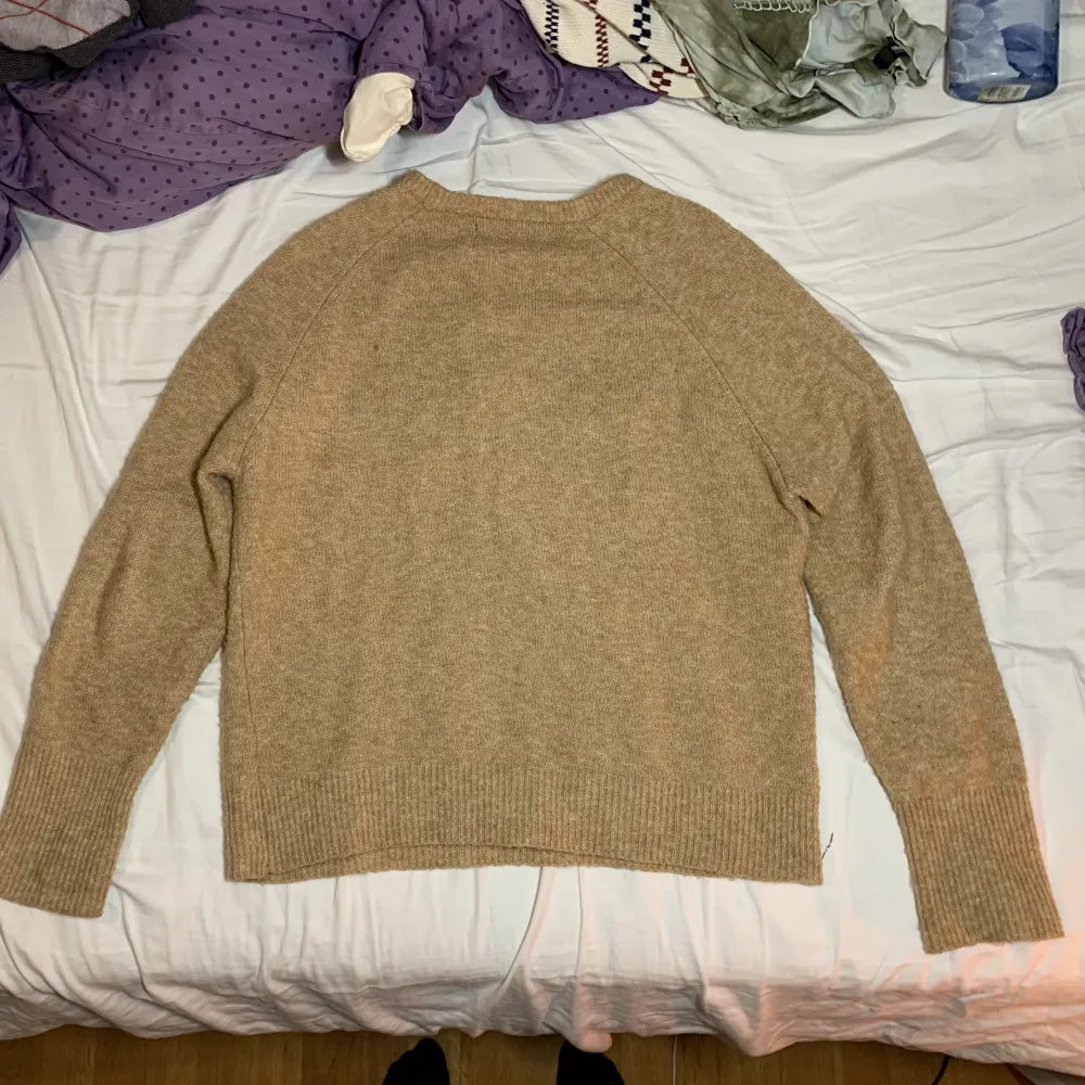 En basic stickad beige tröja från bikbok i strl M. Inte mycket använd, utan defekter. Jag säljer bara pga att jag knappt använder den. Frakt tillkommer.. Stickat.