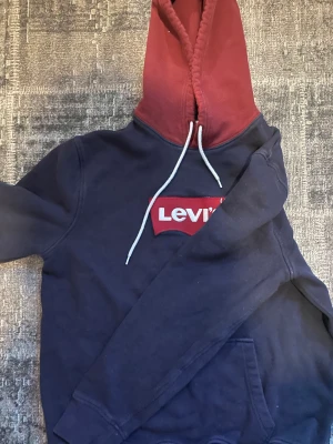 Levis hoodie - En levis hoodie som ser ut som ny. Kanske använd en eller två gånger. Ny pris på denna är 850 kr. (pris kan diskuteras)