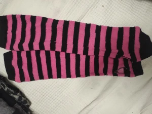 Vantar  - Handledsvärmare? Rosa svarta randiga som inte används längre. 