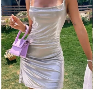 Klänning tajt - Hej säljer den här klänningen som jag bara har använt 1 gång på nyår. Jätte fin och sitter tajt, framhäver kurvor. Otroligt fin men har för många klänningar💕 skriv om du har några frågor