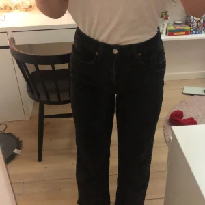 Jeans - Svarta jeans från hm som har små slitningar här och där, de ska vara där. Storlek 34