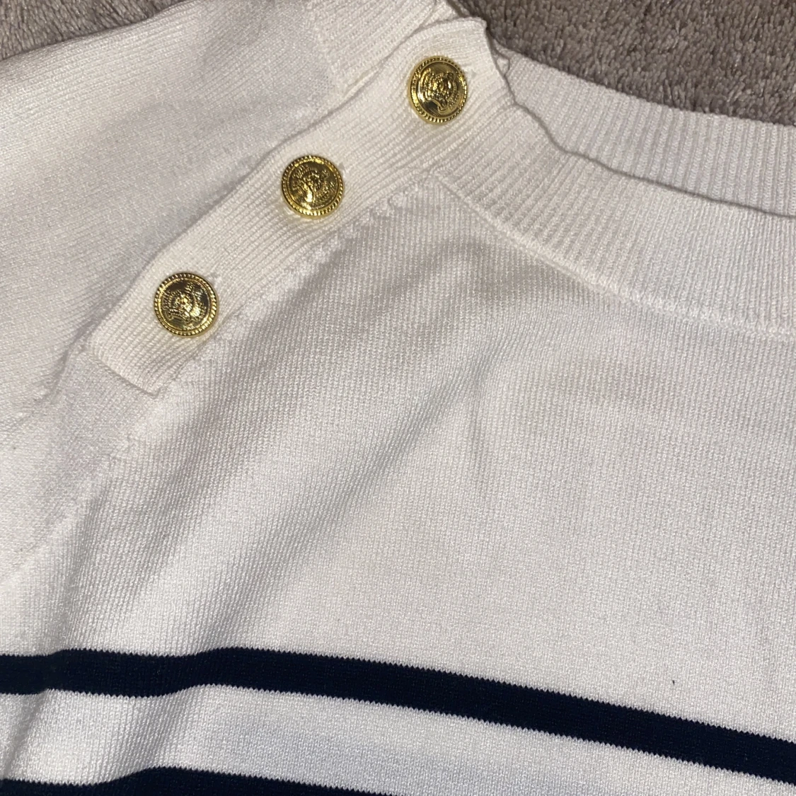 Randig tröja med gulddetalj - 91