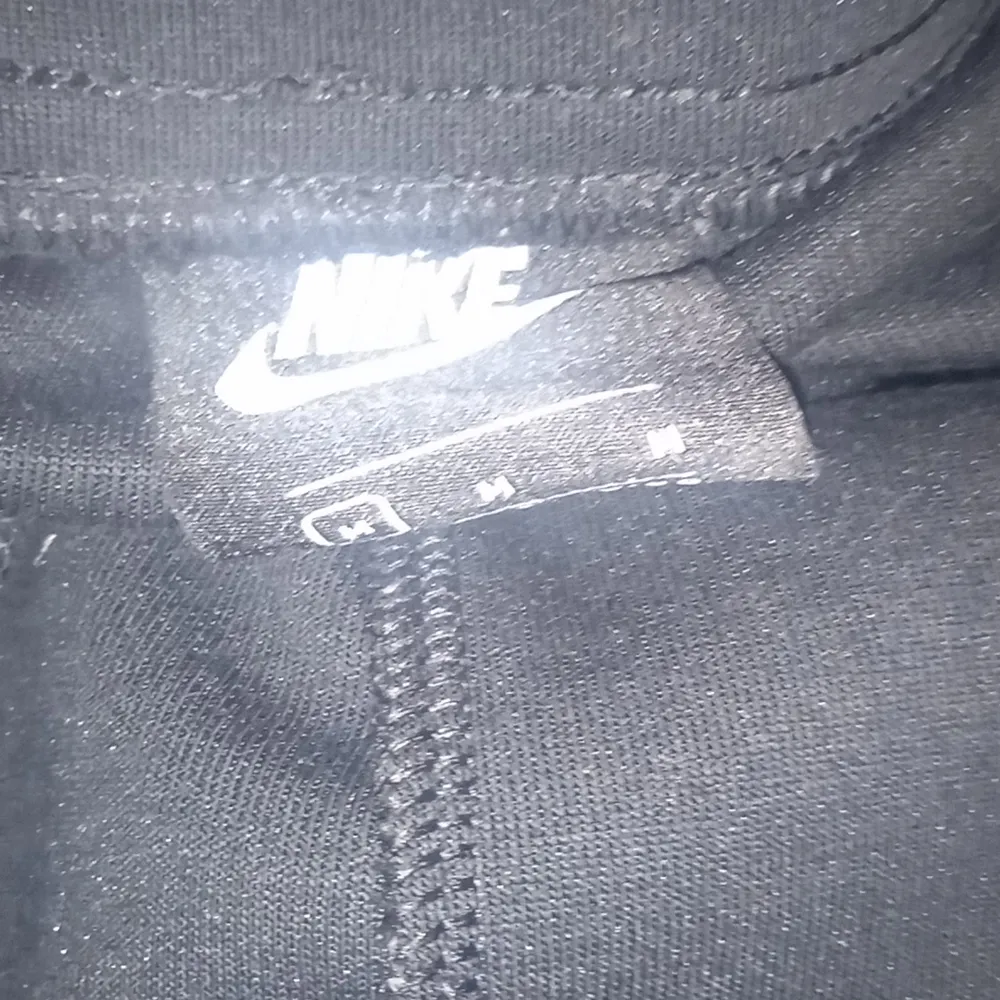 Säljer min Nike tech byxor för att dom inte passar mig Använd endast 2 gånger! Storlek M men passar som L Köpt för 900kr på Nike Store Säljer dom för 500kr men priset kan diskuteras i DM! Möts upp runt Järfälla!. Jeans & Byxor.