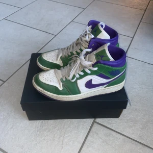 Jordan 1 Hulk - Säljer mina Jordan 1 hulk i storlek 42,5 dom är använda ett flertal gånger skicket syns på bilderna. 
