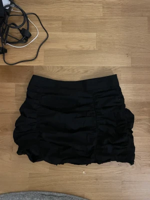 kjol 💞 - Kom privat för bättre bilder, va ganska trött när jag tog dessa.💞strl Xs/S å köptes för 200 kr, säljer för 100 💞
