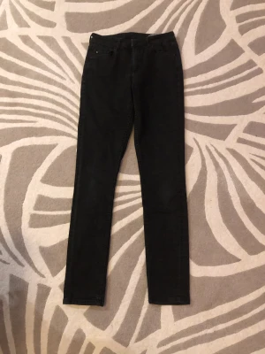 Svara smala jeans - Välbevarade jeans från Esprit Stretchiga  27W/32L