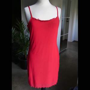 Fin röd klänning från H&M med en liten volang längst ner vid kanten, använd en gång!❤️