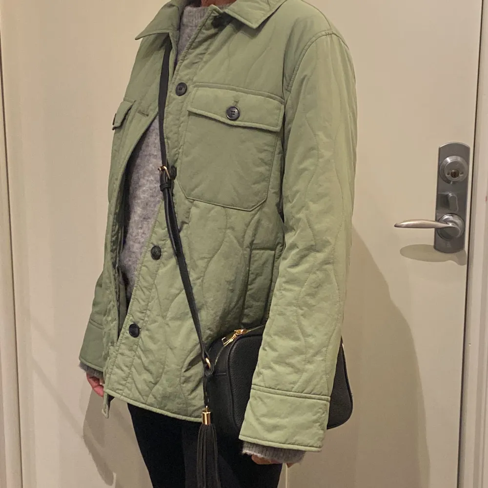 Säljer denna gröna dunjackan då den inte är min stil. Har bara använts två gånger, modellen på bilden är 167 cm. Köparen står för frakt 🥰😊. Jackor.