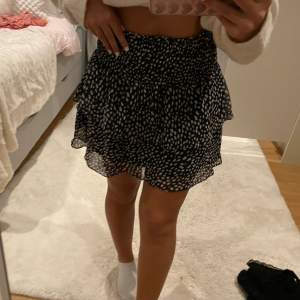 En supertrendig kjol som är sparsamt använd!❤️ köpte för 500