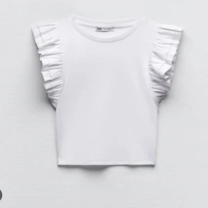 Vit linne med volang - Supergulligt vit linne med volang från zara, storlek M och i nyskick. Fraktar endast och köparen står för frakten😊