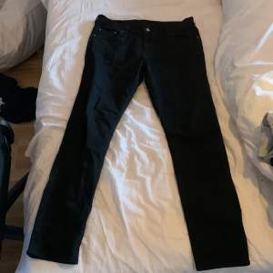 Ett par svarta Weekday jeans andvänds inte längre och knappt använda. 