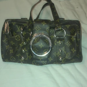 Luis Vuitton väska - Knappt använd, bra skick! Pris kan diskuteras. 
