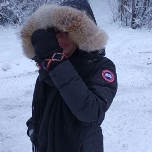 Canada Goose Shelburne Parka - Säljer min Canada Goose jacka i strl XS, jättefin och väldigt sparsamt använd! (Därför jag säljer, kommer inte till användning)  Jag är 157cm & såhär sitter jackan på mig. Säljer från 1,9k. Budgivning 