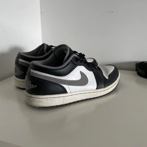 Jordan 1 low Particle Grey - Jag säljer nu dessa för att de är för små och har ingen nytta av dem längre. Skriv för mer bilder. (Pris kan diskuteras pågrund av hålen i hälen).