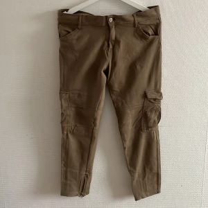 Cargobyxor - Brungrå cargobyxor i jättebra skick. Stretchiga. 