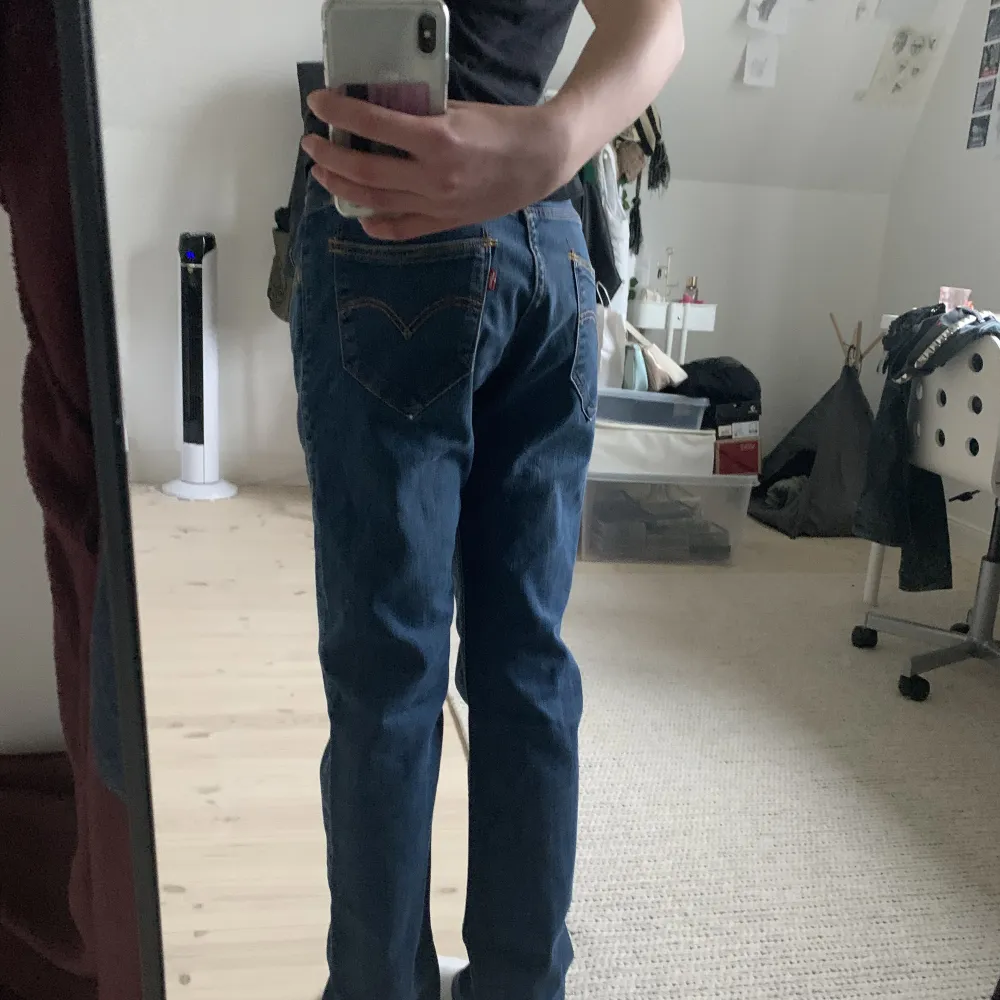 Lågmidjade levis jeans, jag är 1,64 och det är lite för stora. Meddela gärna om du har några frågor❤️. Jeans & Byxor.