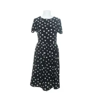 For polka dot lovers! The dress is awesome. 
