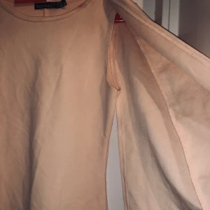 Snygg kläning  - Armarna är snygga då det är bara på så elegant 