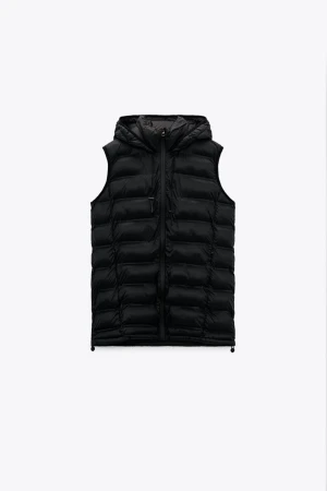 Väst - Säljer denna väst då denimet kommer till användning. Västen är i en fint skick utan skador eller liknande. Köpt från Zara Passar XS/S