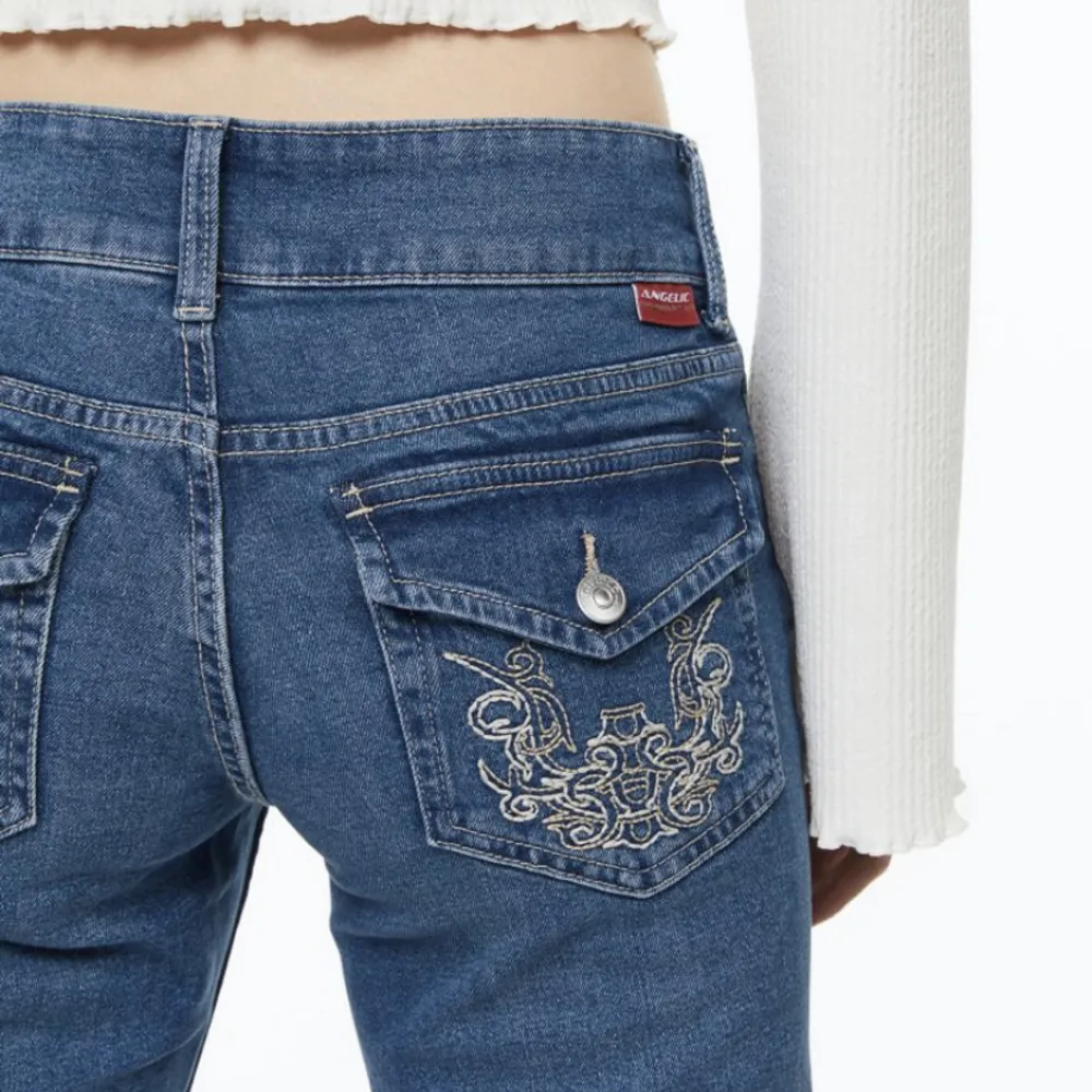 Säljer dessa low waist jeans från hm i strl 38. Neddragna i kanten. De är helt slutsålda både i butik och online. Säljer då de inte kommer till användning, endast använda 1 gång så i helt nytt skick!. Jeans & Byxor.