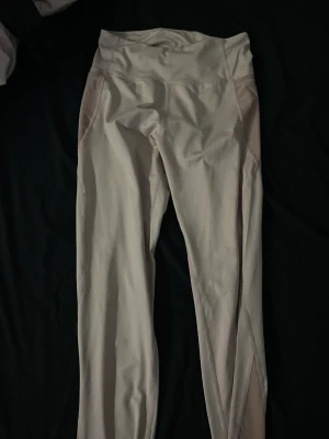 Träningsbyxor  - Träningsbyxor med fickor på sidorna Använda