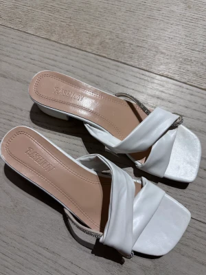 Skor - Somriga vita skor, köpta på shein. Helt oanvända, hör av dig om du är intresserad!😊