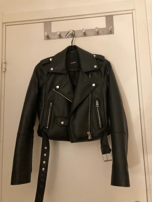 Skinnjacka - Varsamt använd skinnjacka ifrån pull&bear i storlek XS