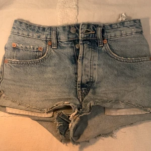 Jeans hårt  - Jag säljer mina Jeans hårt för att dom är för små för mig har använt fina fina inte kvar på zara det är et litet hål som man inte ser  