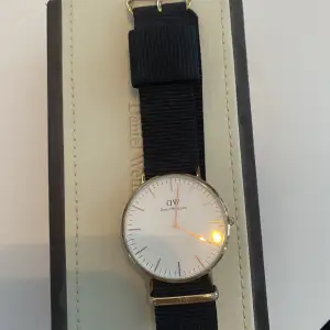 Armbandsklocka från Daniel Wellington i Roséguld. Bra skick. Klocka för 450kr. Klocka+armband 600kr. Klocka 28mm.