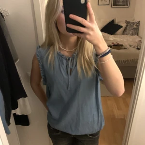 Denimliknande blus - Sötaste blusen som är lik jeans material i utseende men är i ett mjukt material. 💓Säljer pga att den inte kommer till användning tyvärr