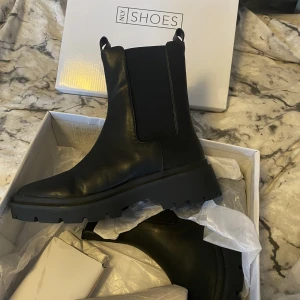 Nly skor - Helt nya skor från Nelly, endast testade men de va lite trånga. 