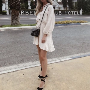 Klänning i linne - Säljer denna beigea klänningen i linne❤️Använd vid ett tillfälle, nyskick!