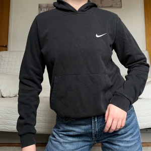 Nike Hoodie - Säljer denna coola Hoodie från Nike i storlek L, men misstänker att det är barnstorlek och skulle därför snarare säga att den passar XS-S❤️