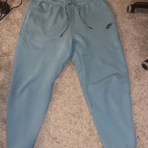 Ljus blå Nike tech byxor - Storlek L men passar bättre om du har M, nypris 900