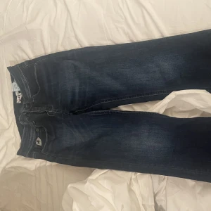Lågmidjade jeans - Supersnygga Lågmidjade mörkblåa jeans. Sitter som bootcut med lite flare vid foten. Knappt använda, sitter som storlek 34/36. Pris kan diskuteras.🫶🏼🫶🏼