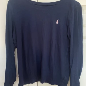Långärmad tröja - Långärmad tröja från Polo Ralph Lauren. Storleken är 12-14 men skulle säga att den är xs/S beroende på hur man vill att den ska sitta