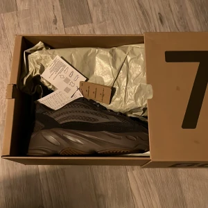 Yeezy 700 v2 ”mauve” - Yeezy boost 700 v2 ”mauve”, size 44.5eu, ds