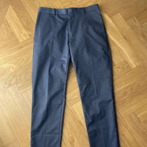 Kostymbyxor i nyskick  - Storlek S/M Finns även en kostym som man kan se i ett annat inlägg - köp den och dessa byxor ihop och få 200kr rabatt. 